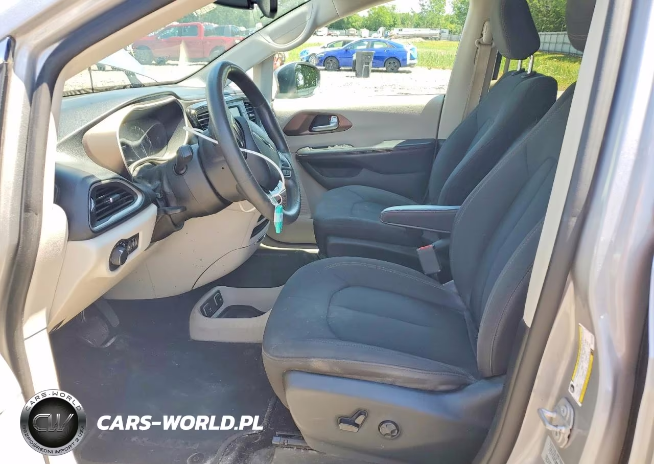 2017 Chrysler Pacifica Touring VIN:2C4RC1DG2HR797008 - 7