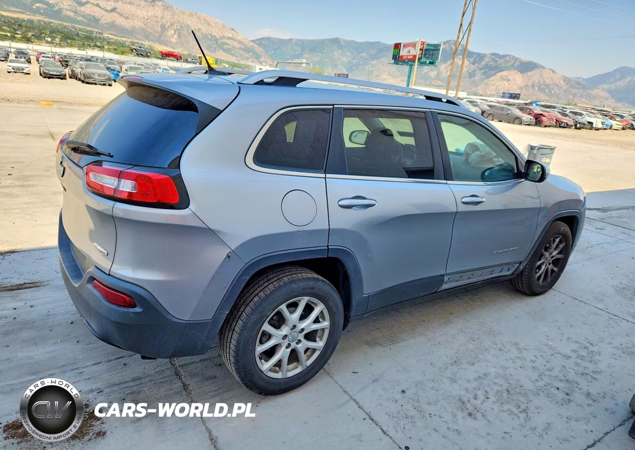 2015 Jeep Cherokee Latitude VIN:1C4PJLCB2FW670441 - 3