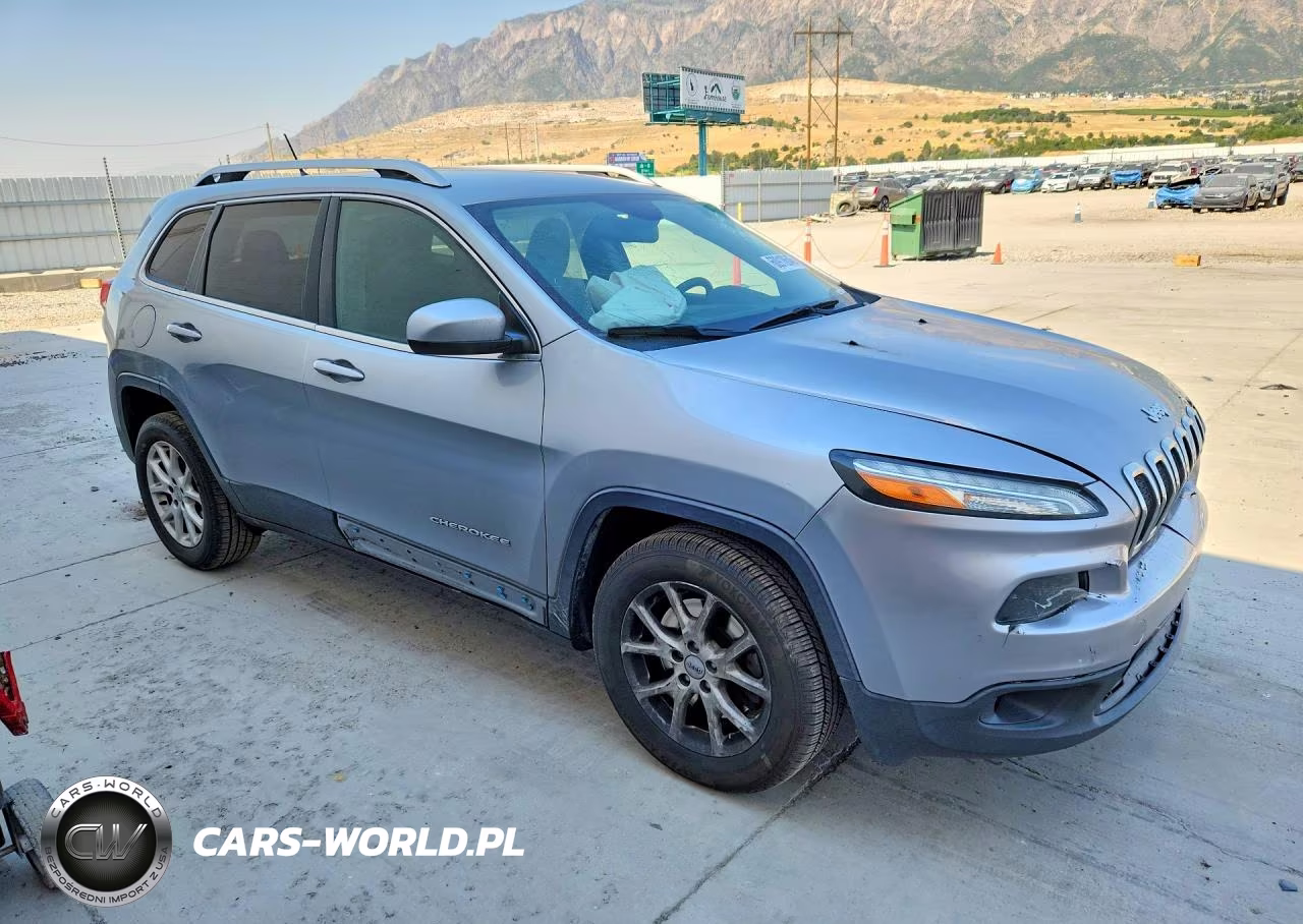 2015 Jeep Cherokee Latitude VIN:1C4PJLCB2FW670441 - 4