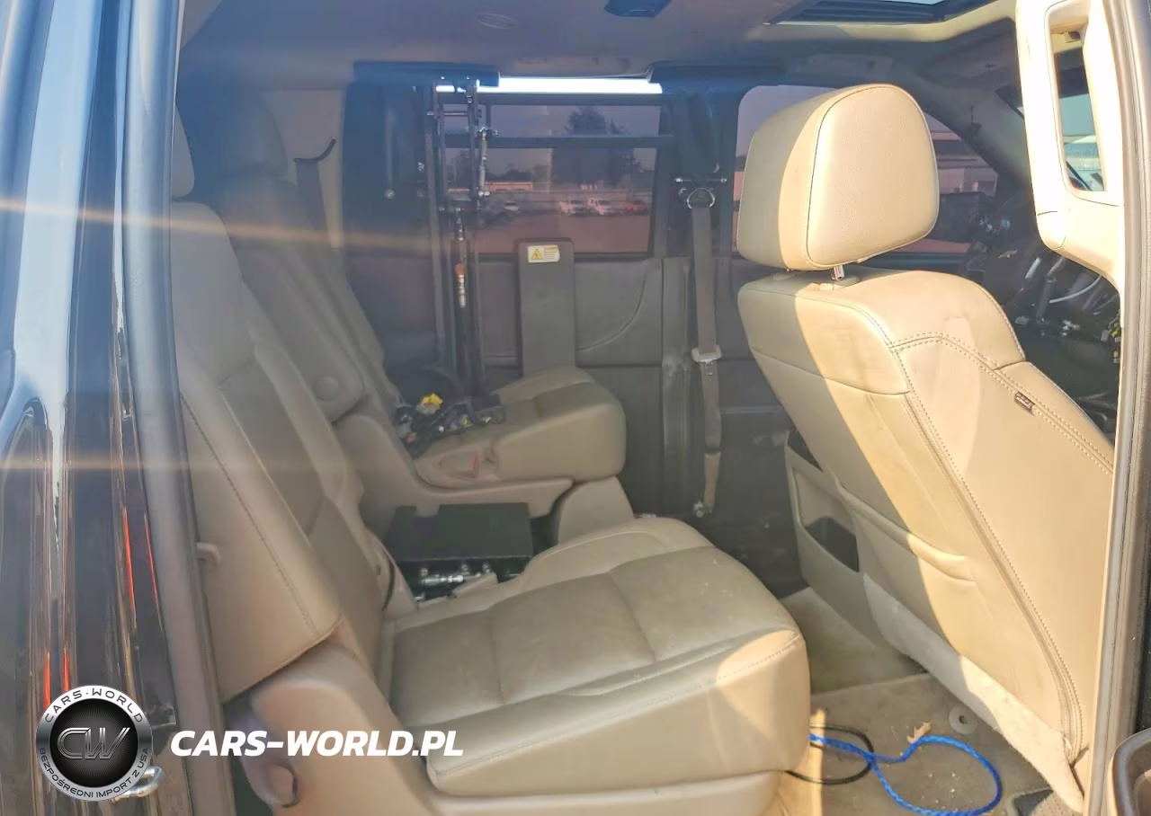 2018 Chevrolet Suburban K1500 Premier VIN:1GNSKJKC4JR252029 - 11