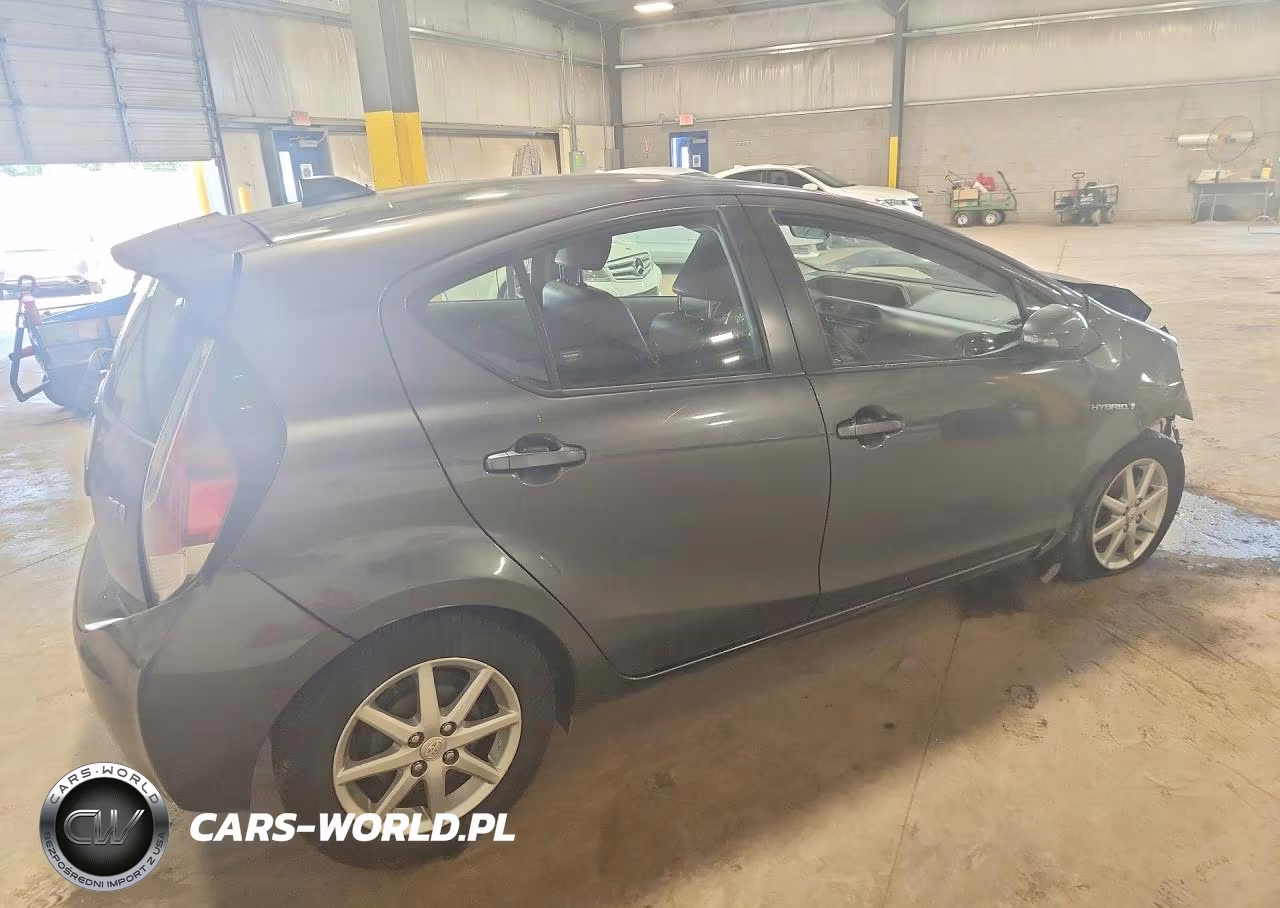 2016 Toyota Prius C Four VIN:JTDKDTB3XG1115859 - 3