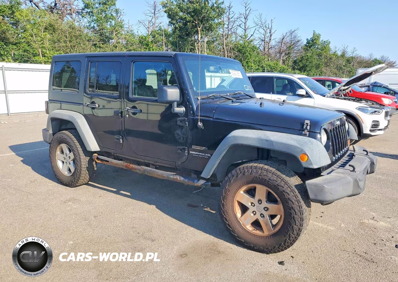 2013 Jeep Wrangler Unlimited Sport VIN:1C4BJWDG3DL677452 - 4