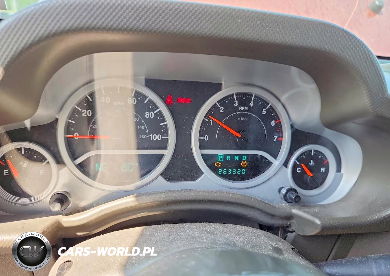2008 Jeep Wrangler Unlimited Sahara VIN:1J8GA59188L614334 - 9