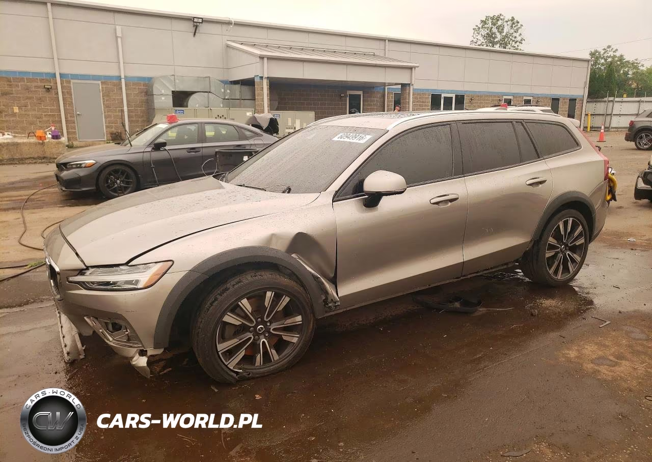 2020 Volvo V60 Cross Country T5 Momentum – zdjęcie 1 z 13