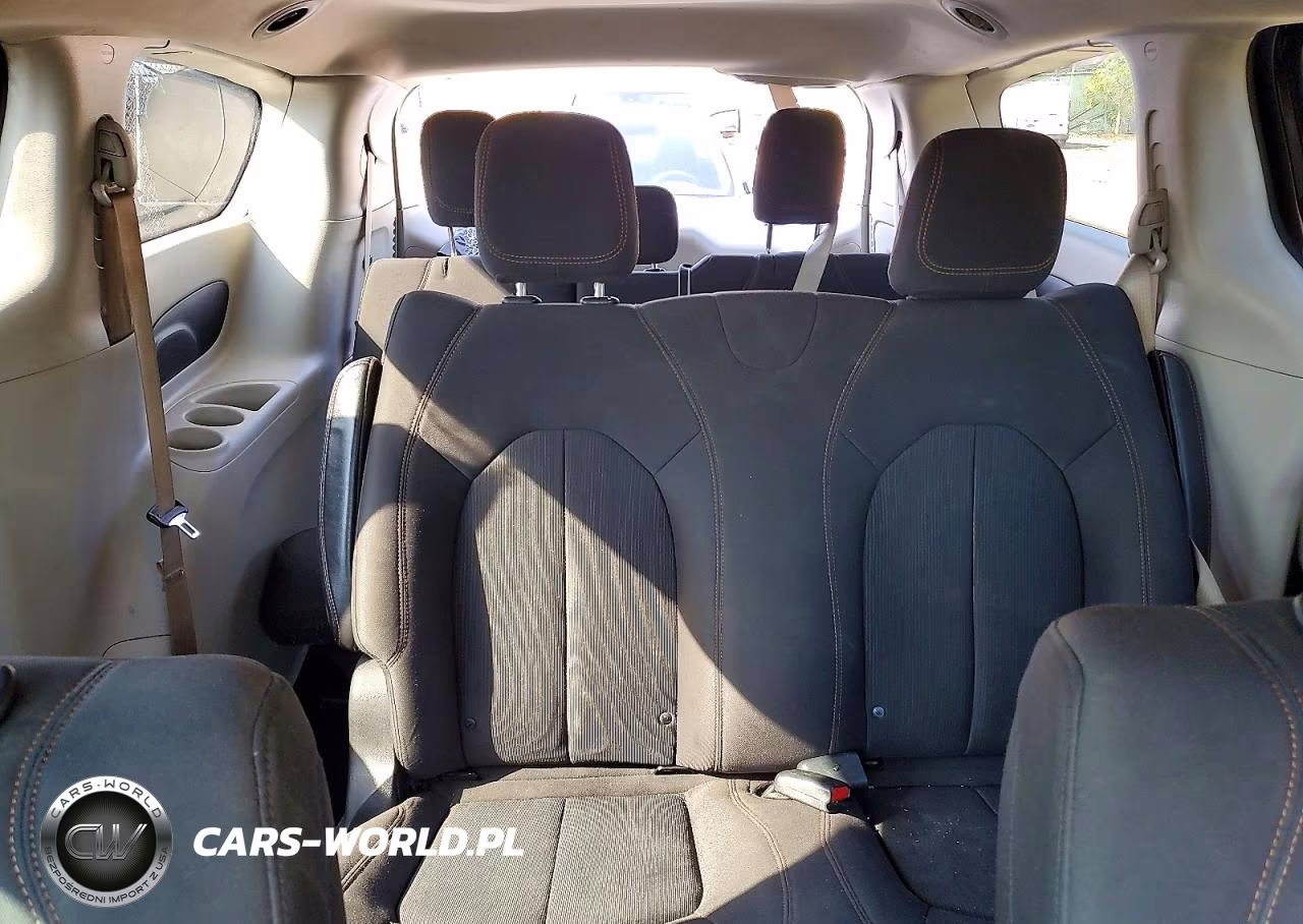 2018 Chrysler Pacifica L VIN:2C4RC1AG1JR258020 - 10