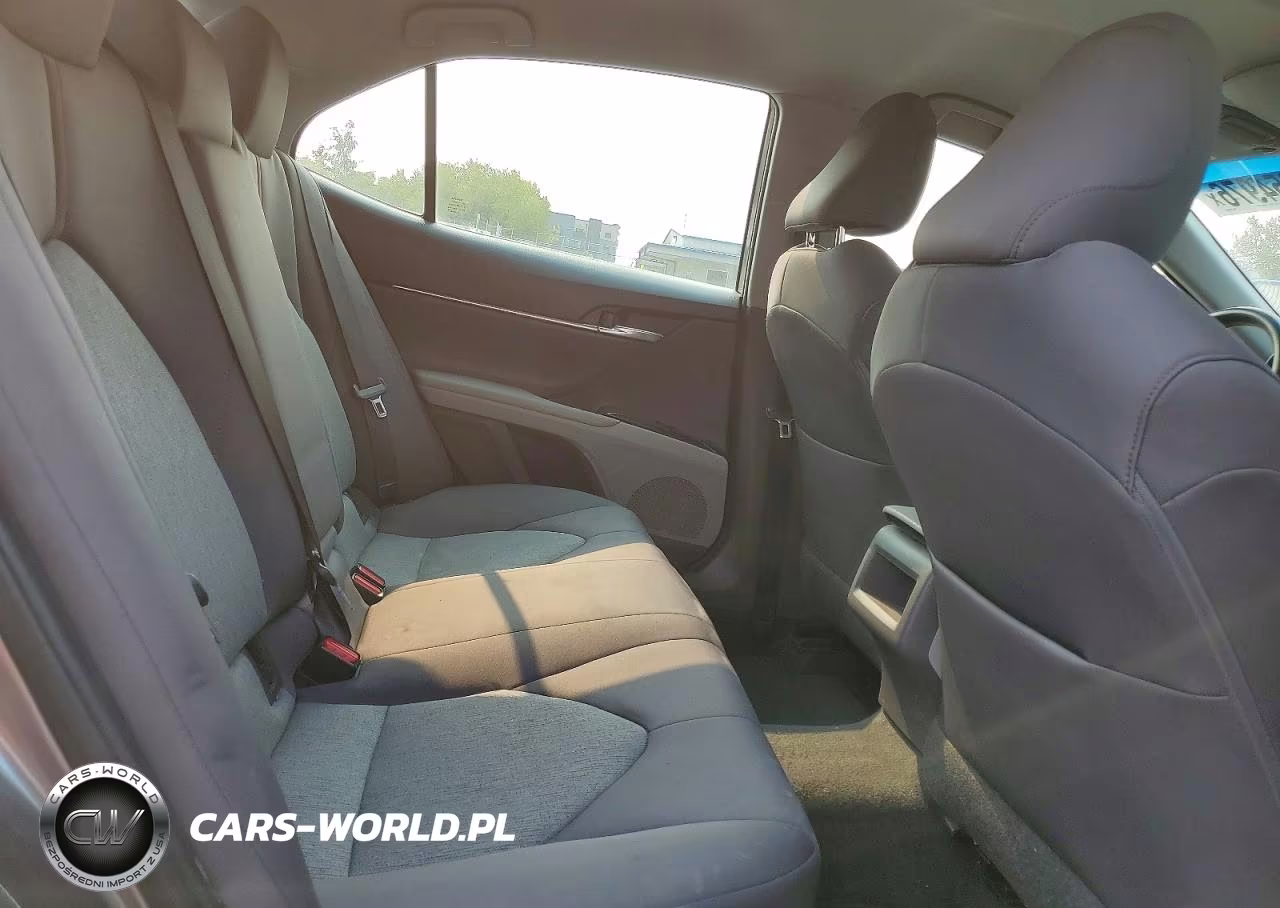 2018 Toyota Camry Le VIN:4T1B11HK0JU049660 - 10