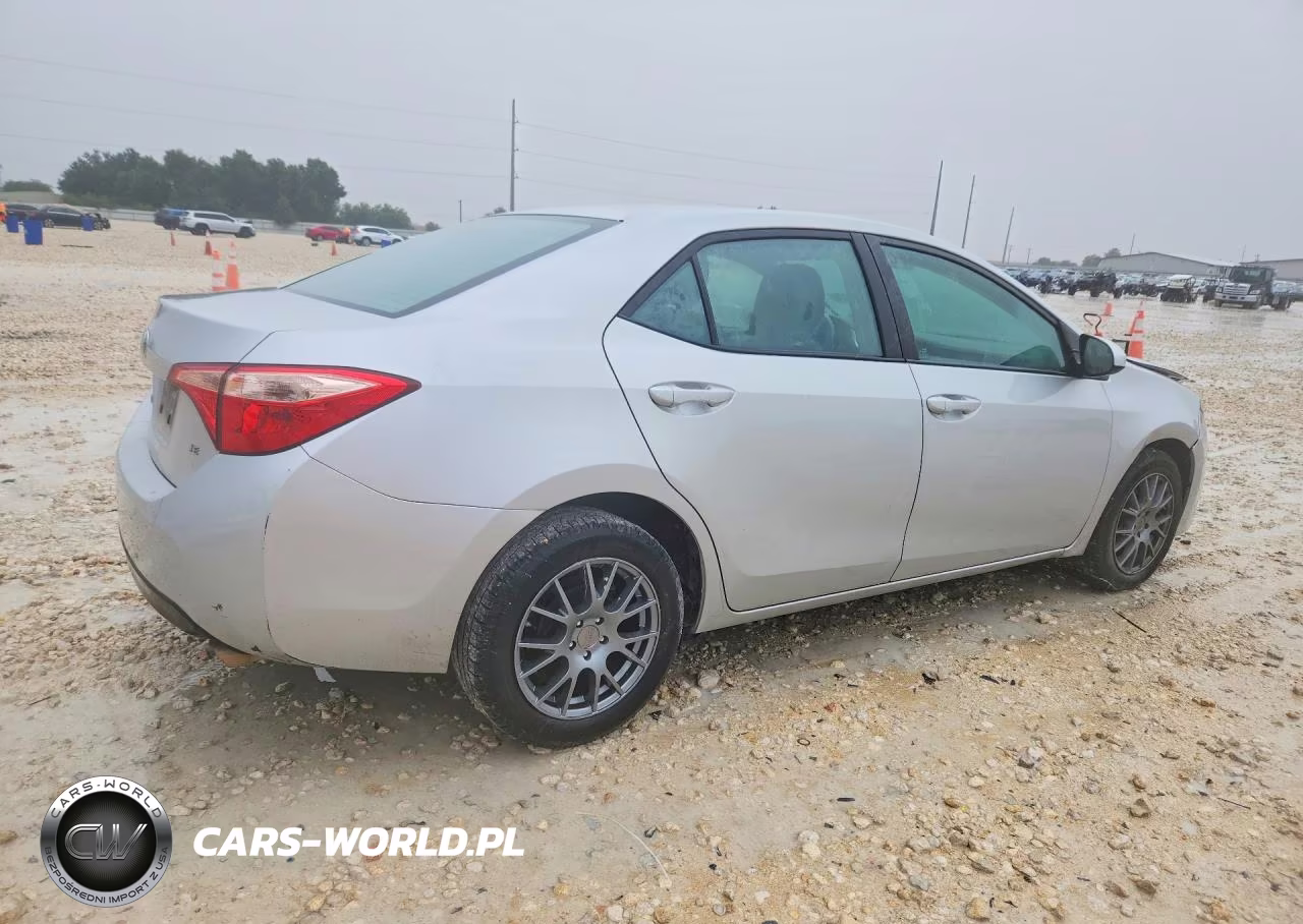 2017 Toyota Corolla Le VIN:5YFBURHE8HP710878 - 3