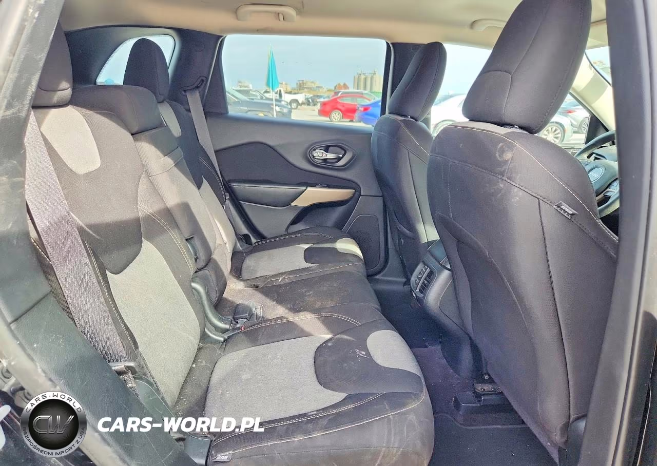 2018 Jeep Cherokee Latitude VIN:1C4PJLCB1JD566835 - 10