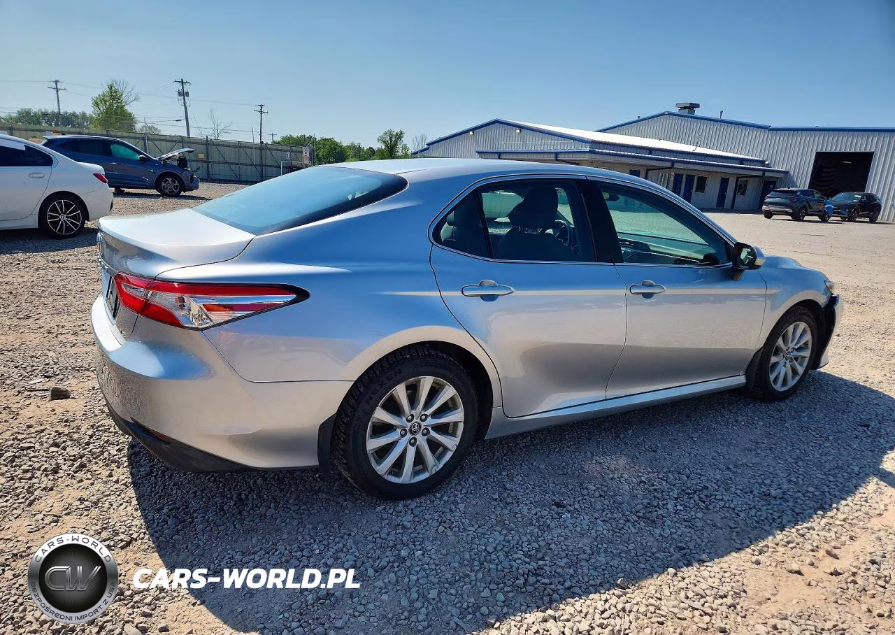 2018 Toyota Camry Le VIN:4T1B11HK7JU640598 - 3