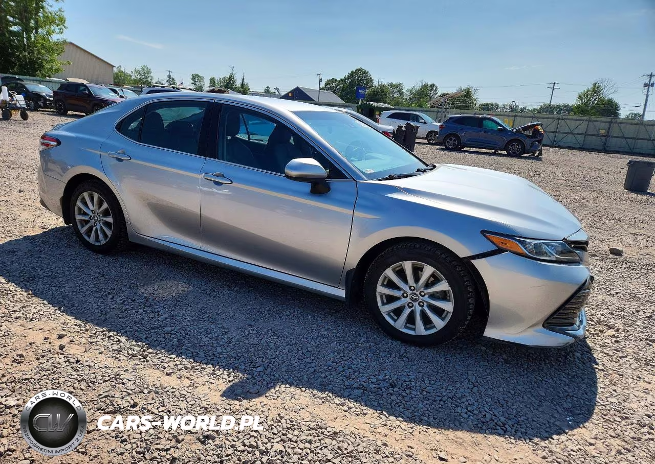 2018 Toyota Camry Le VIN:4T1B11HK7JU640598 - 4