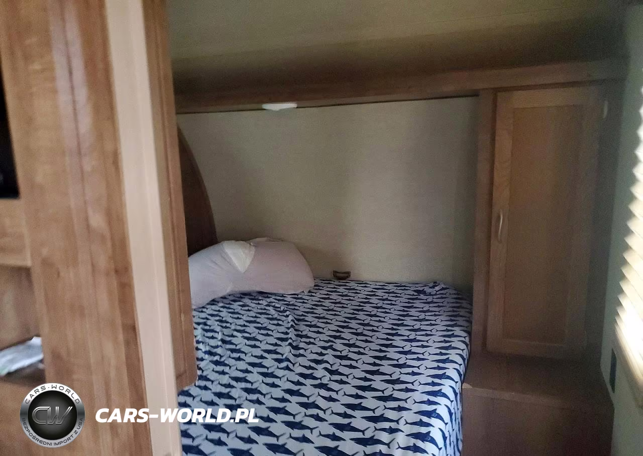 2018 Gulf Stream Conquest Camper VIN:1NL1G3226J1132217 - 5