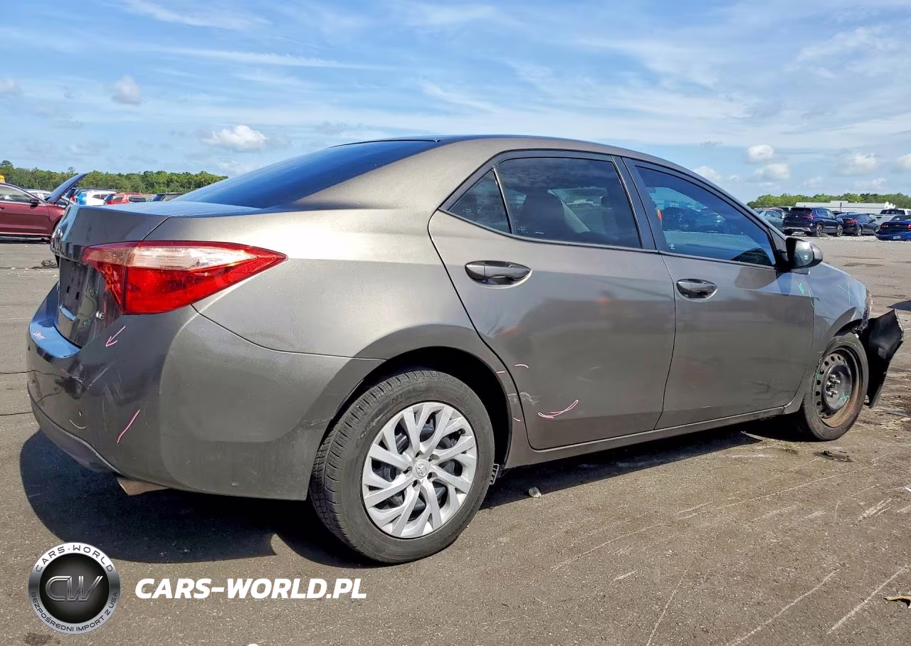 2017 Toyota Corolla Le VIN:5YFBURHE8HP600977 - 3