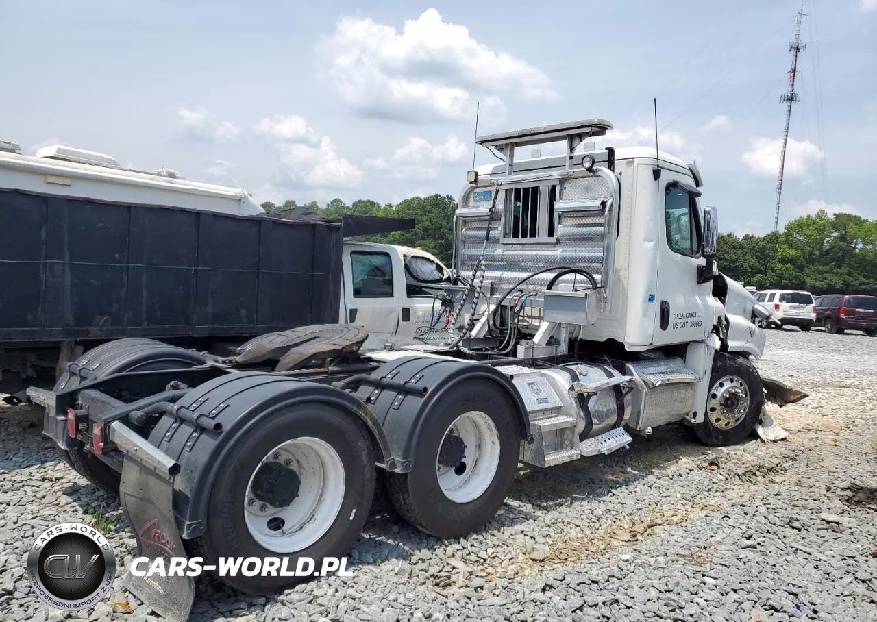 2015 Freightliner Cascadia 125 VIN:1FUJGED68FLGK2912 - 4
