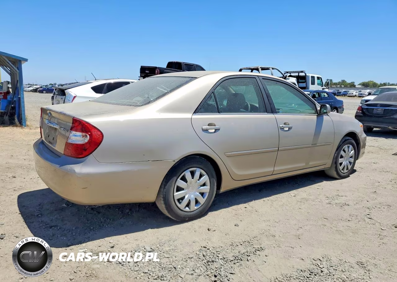 2002 Toyota Camry Le VIN:JTDBE32K520115786 - 3