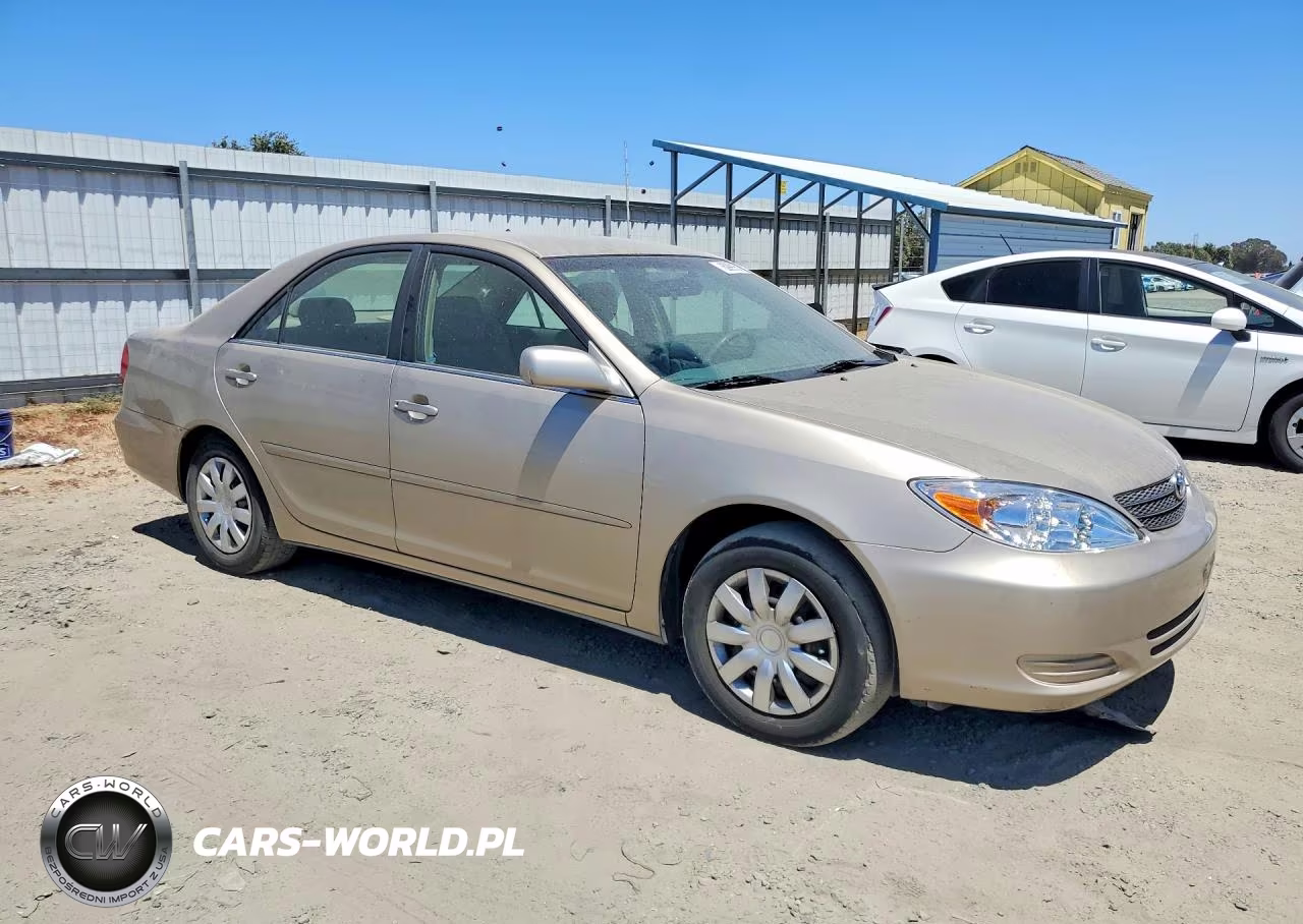2002 Toyota Camry Le VIN:JTDBE32K520115786 - 4