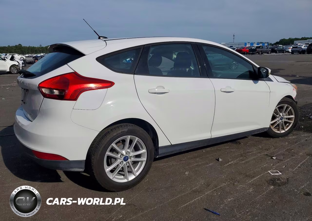 2017 Ford Focus Se VIN:1FADP3K27HL215811 - 3