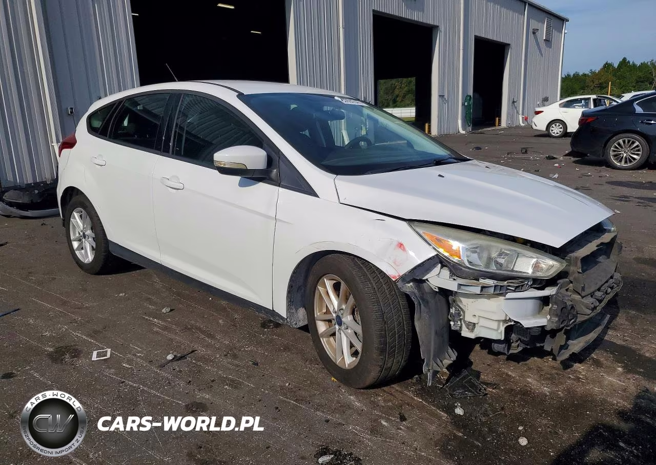 2017 Ford Focus Se VIN:1FADP3K27HL215811 - 4