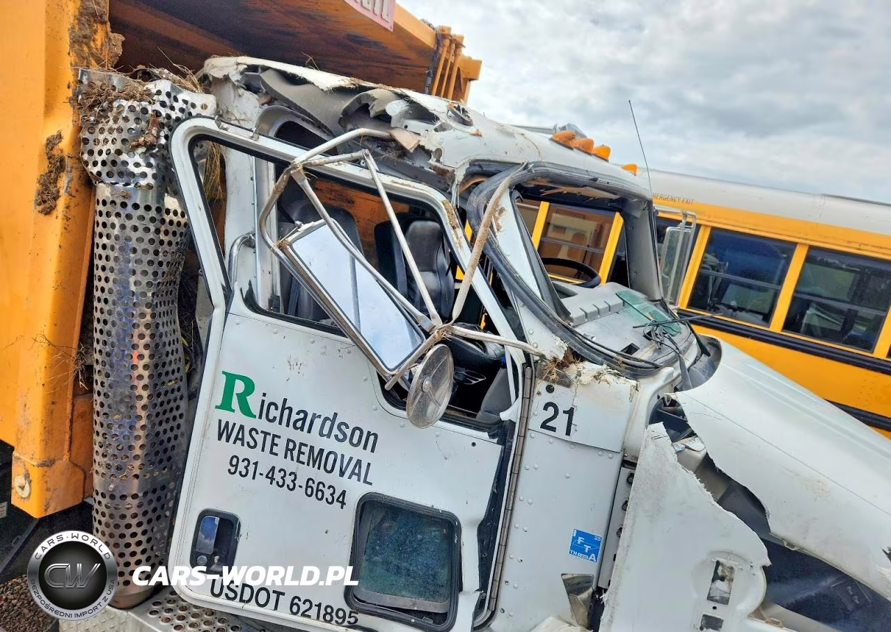 2010 Kenworth T370 Refuse Truck VIN:3BKHHM7X6AF274379 - 13
