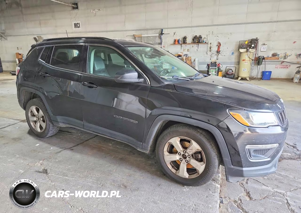 2018 Jeep Compass Latitude VIN:3C4NJDBB2JT345205 - 4
