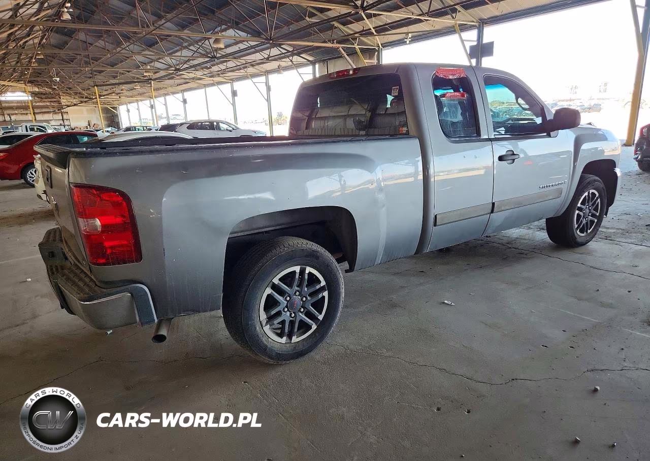 2008 Chevrolet Silverado C1500 VIN:2GCEC19C581305946 - 3