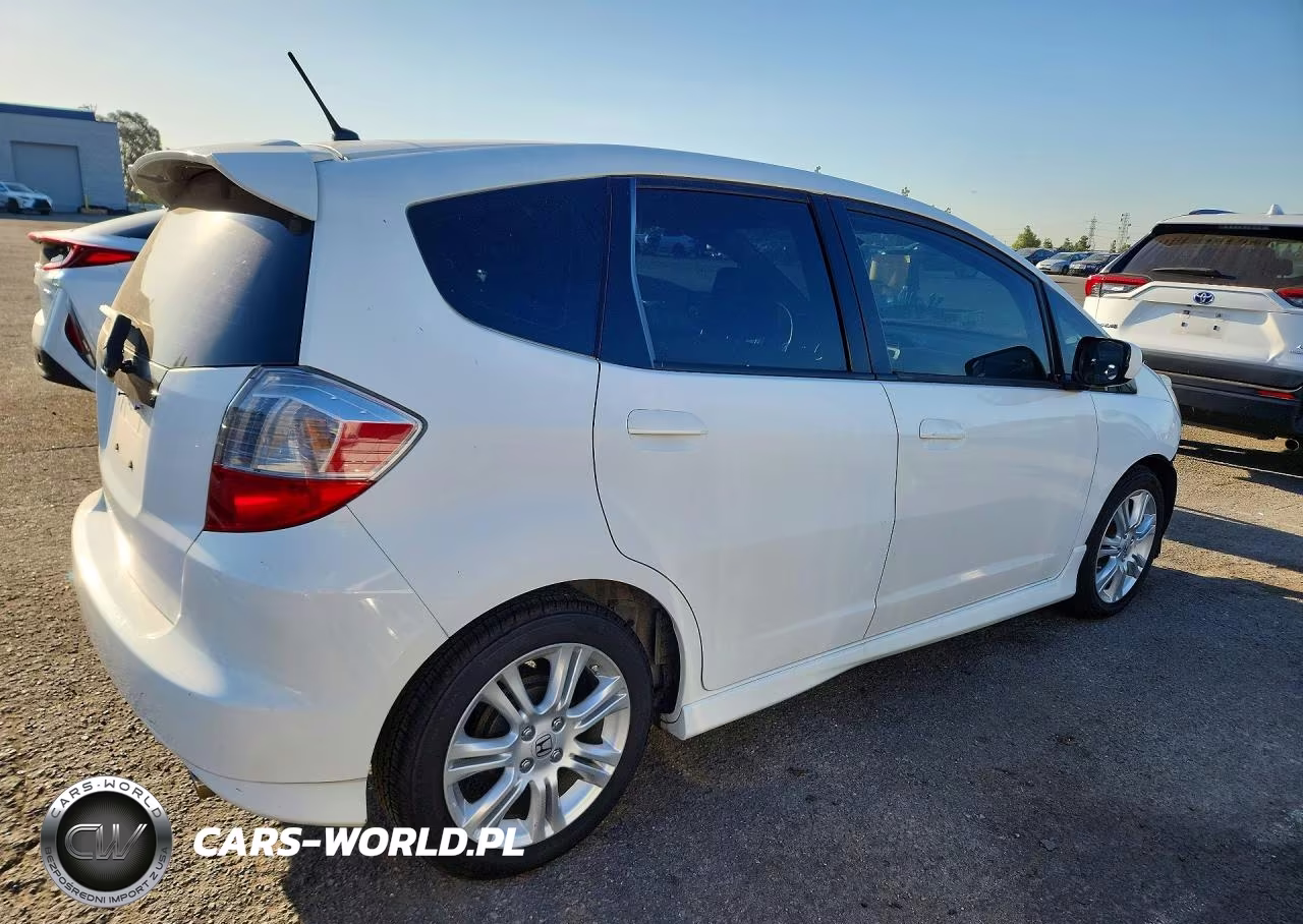 2010 Honda Fit Sport VIN:JHMGE8H41AC016745 - 3