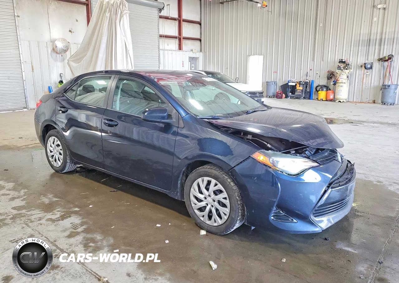 2018 Toyota Corolla Le VIN:5YFBURHE5JP751944 - 4