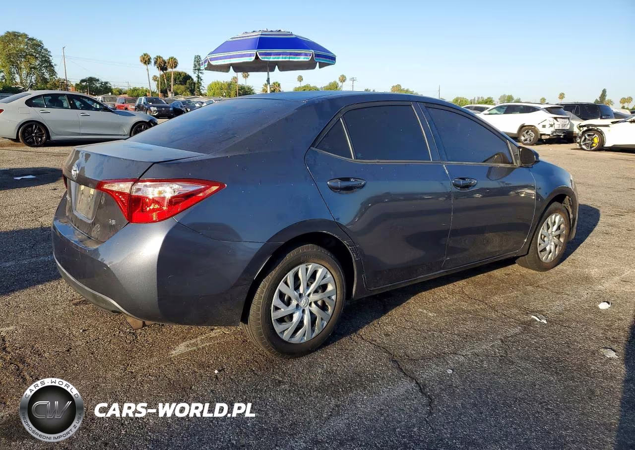 2018 Toyota Corolla Le VIN:5YFBURHE5JP855429 - 3