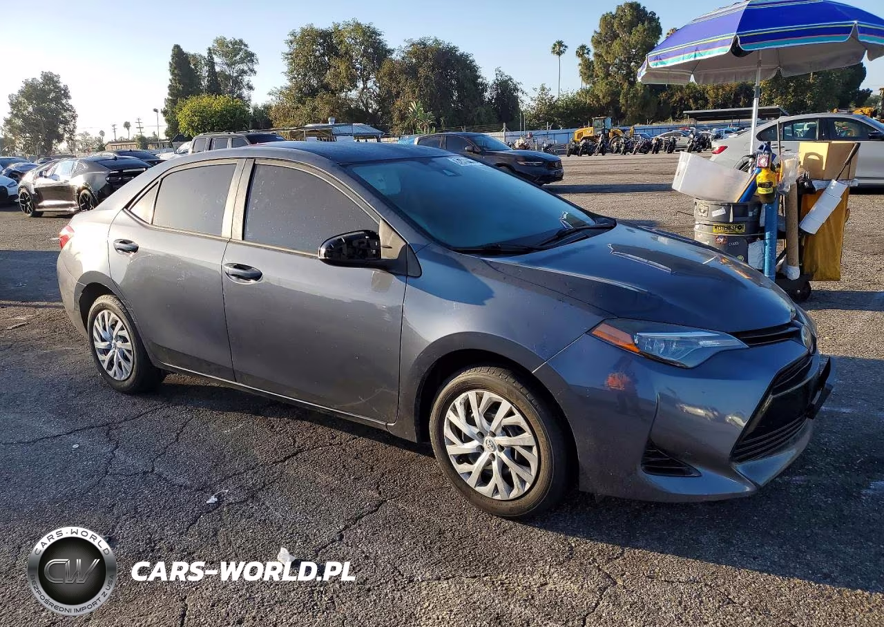 2018 Toyota Corolla Le VIN:5YFBURHE5JP855429 - 4