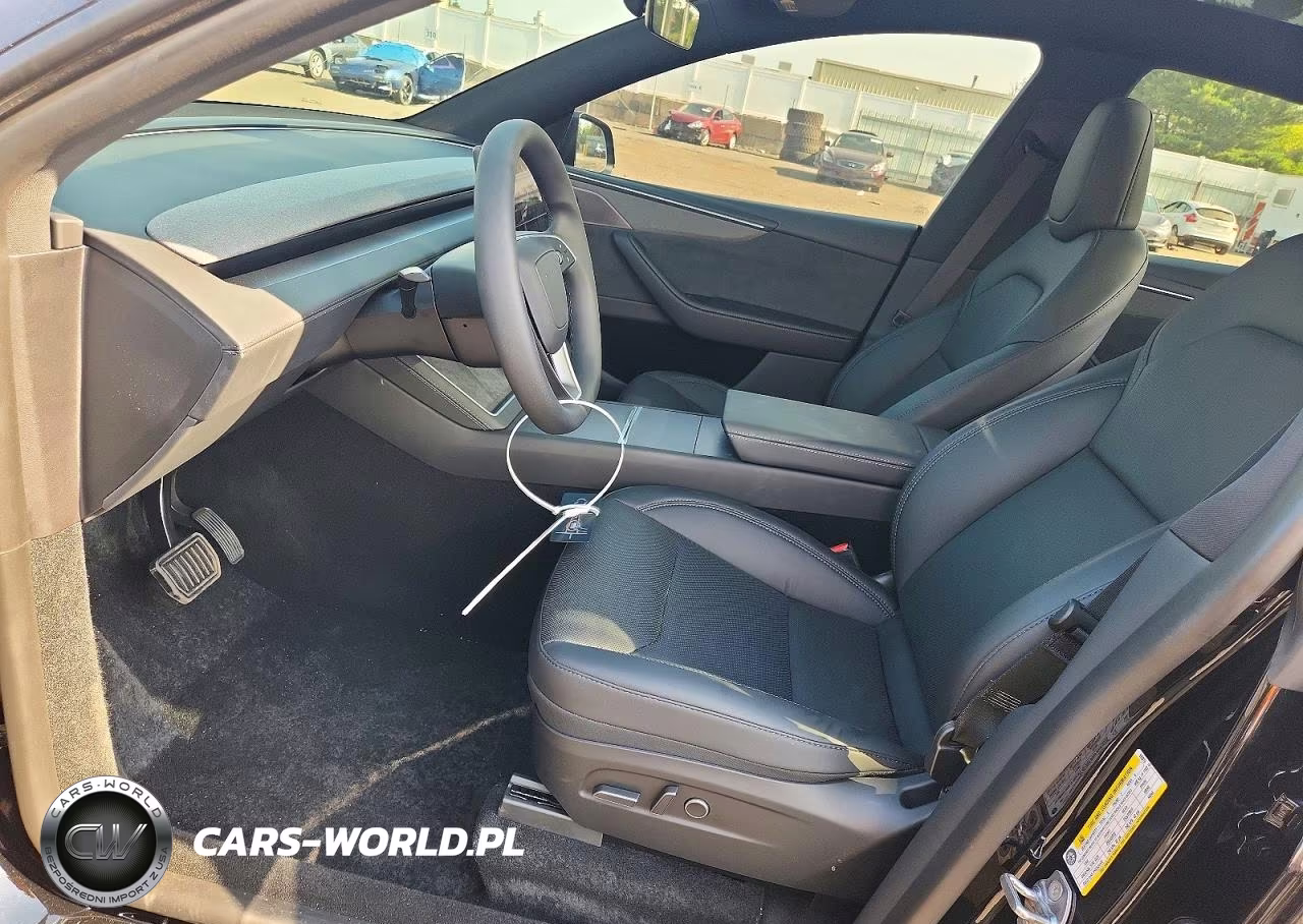2026 Tesla Model Y VIN:7SAYGDEE8TA693819 - 7