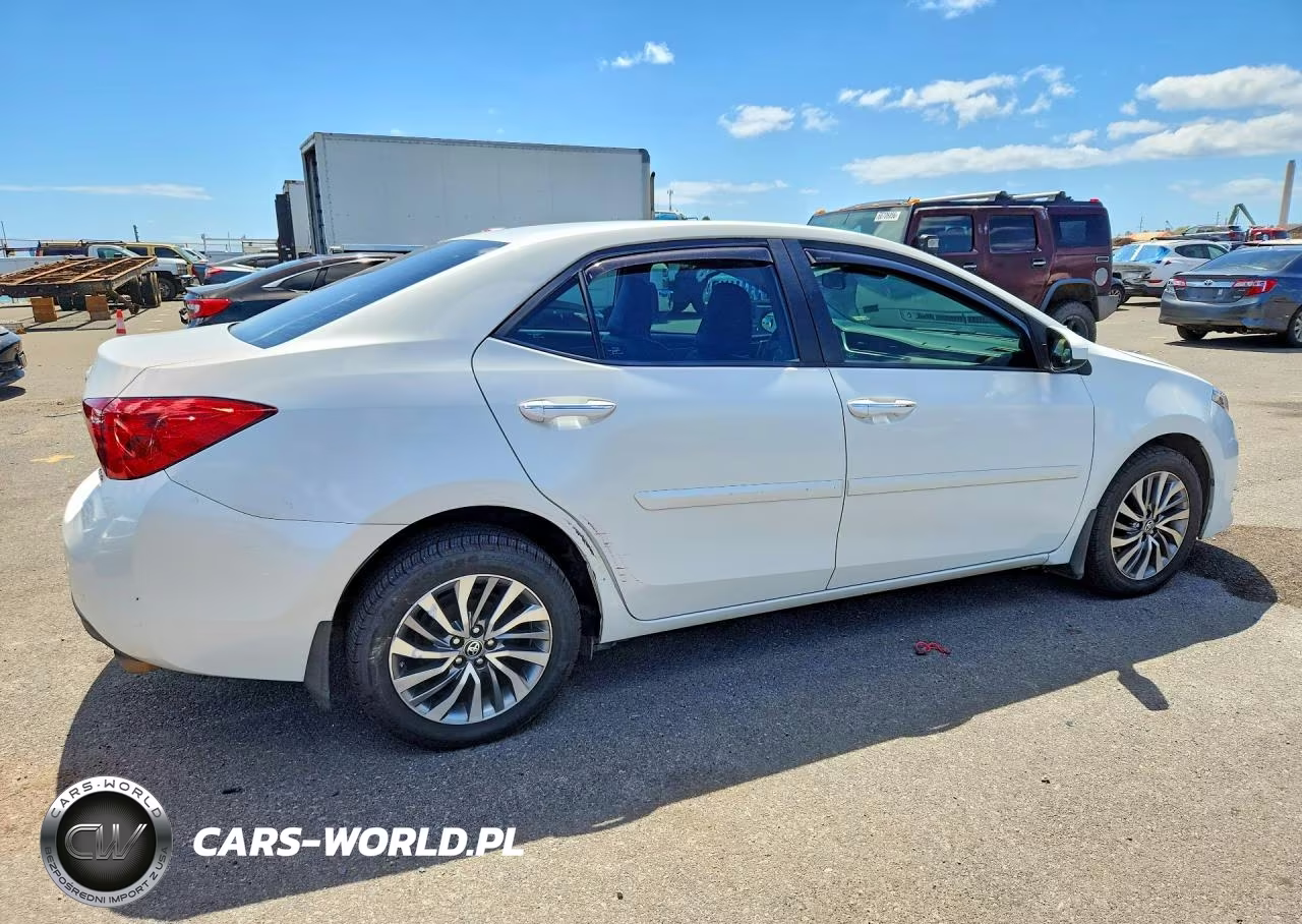 2018 Toyota Corolla VIN:5YFBURHEXJP823043 - 3