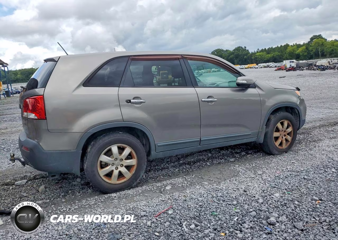 2013 Kia Sorento Lx VIN:5XYKT3A12DG326200 - 3