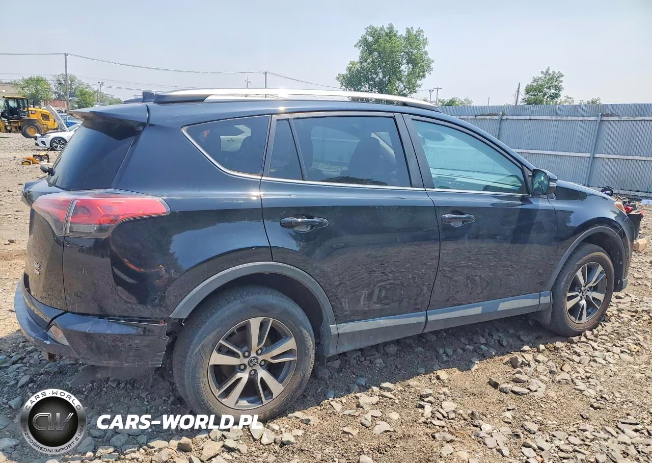 2018 Toyota Rav4 Xle VIN:2T3RFREV4JW782203 - 3
