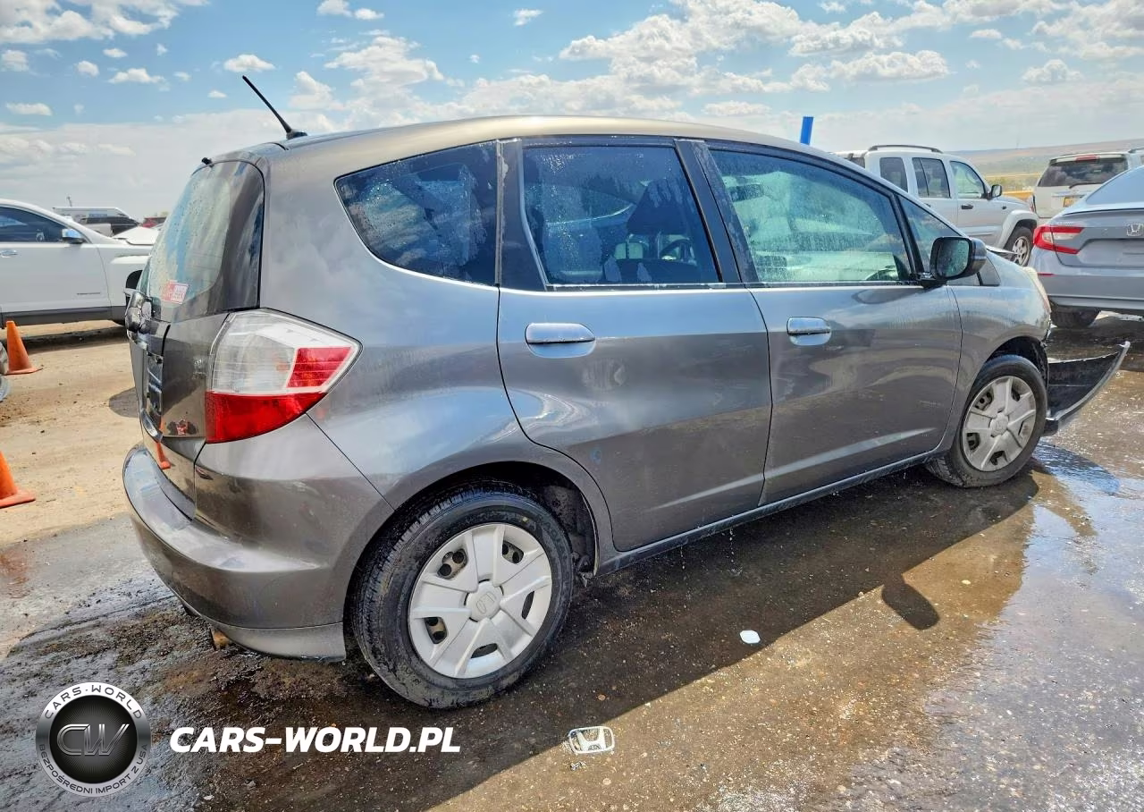 2013 Honda Fit VIN:JHMGE8H35DC030174 - 3