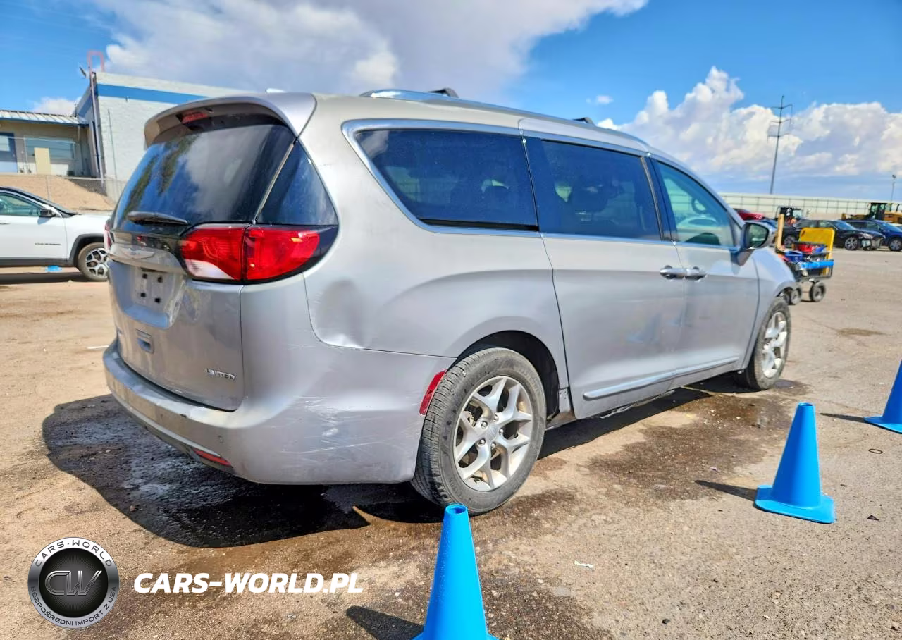 2018 Chrysler Pacifica Limited VIN:2C4RC1GG4JR272145 - 3