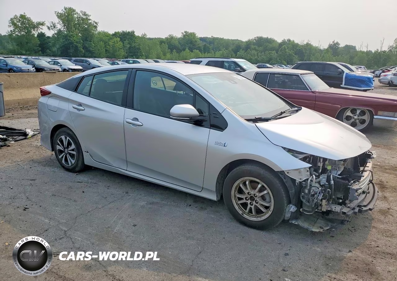 2018 Toyota Prius Prime Plus VIN:JTDKARFP8J3077469 - 4