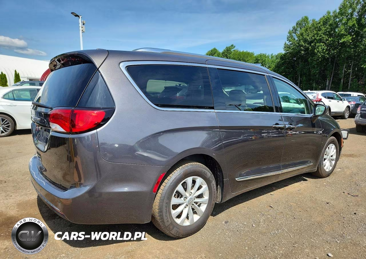 2018 Chrysler Pacifica Touring L VIN:2C4RC1BG2JR194195 - 3