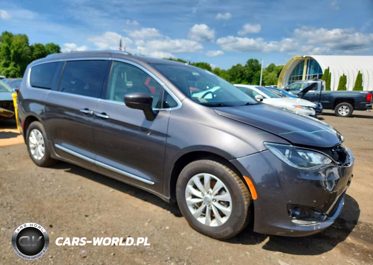 2018 Chrysler Pacifica Touring L VIN:2C4RC1BG2JR194195 - 4