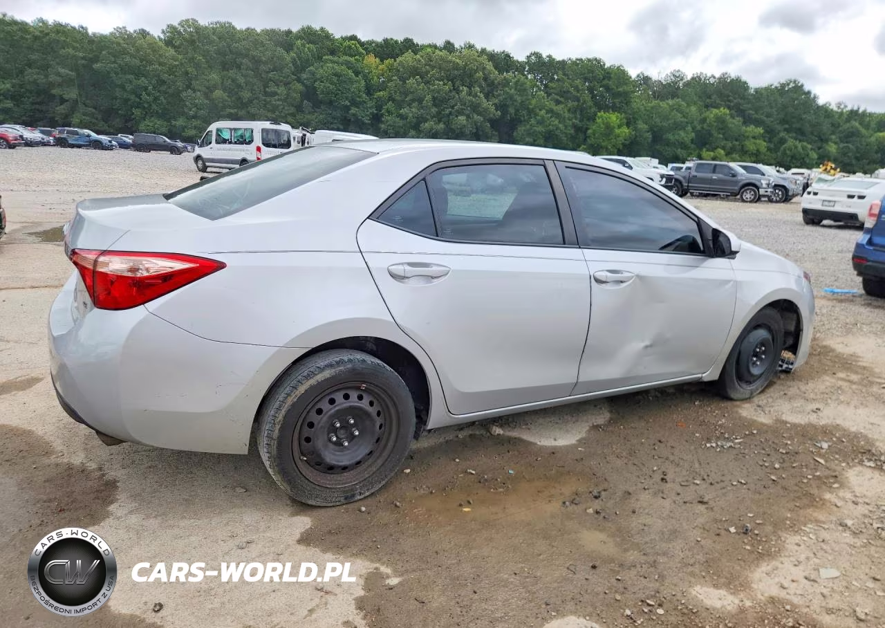 2018 Toyota Corolla Le VIN:5YFBURHE1JP782009 - 3