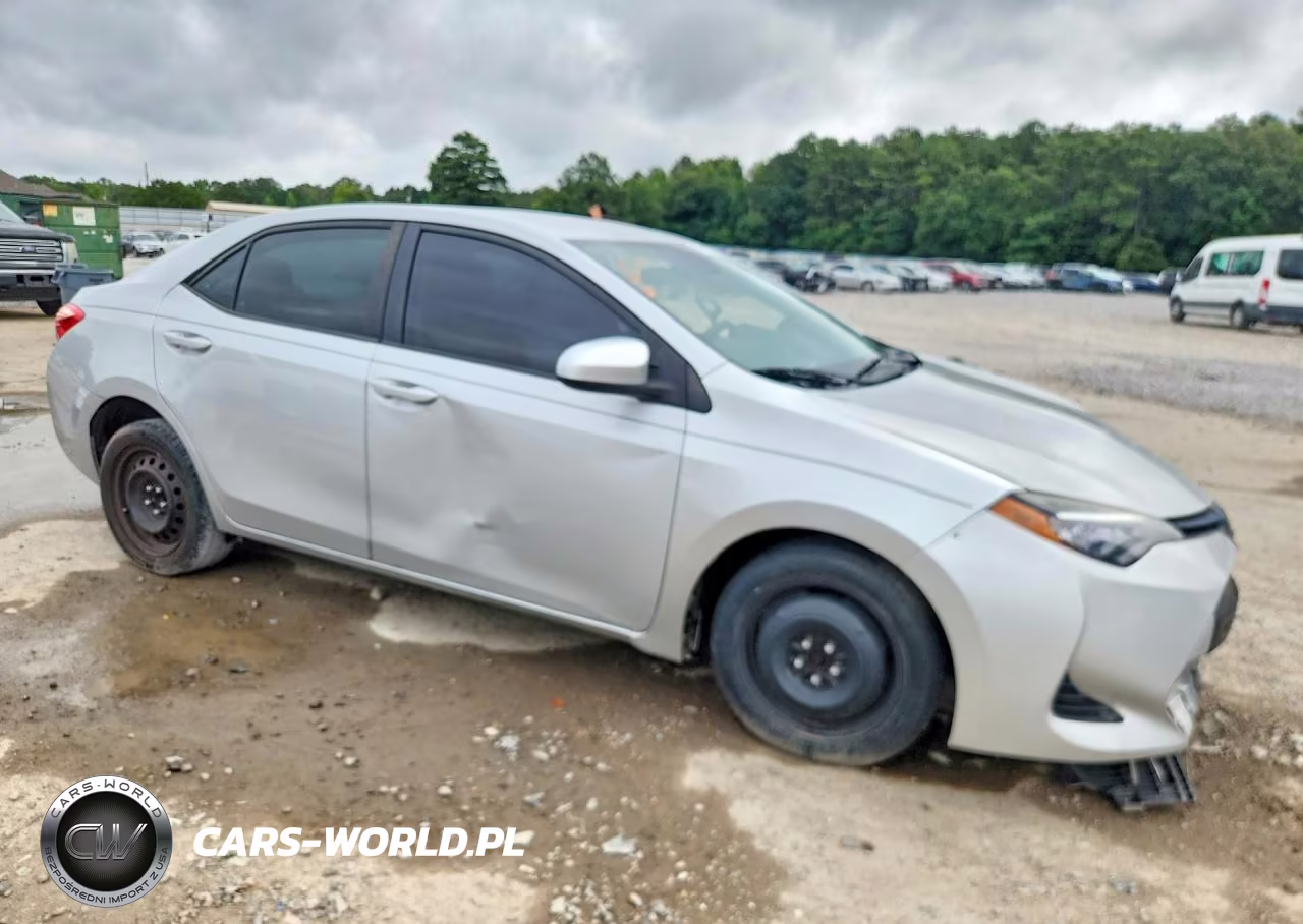 2018 Toyota Corolla Le VIN:5YFBURHE1JP782009 - 4