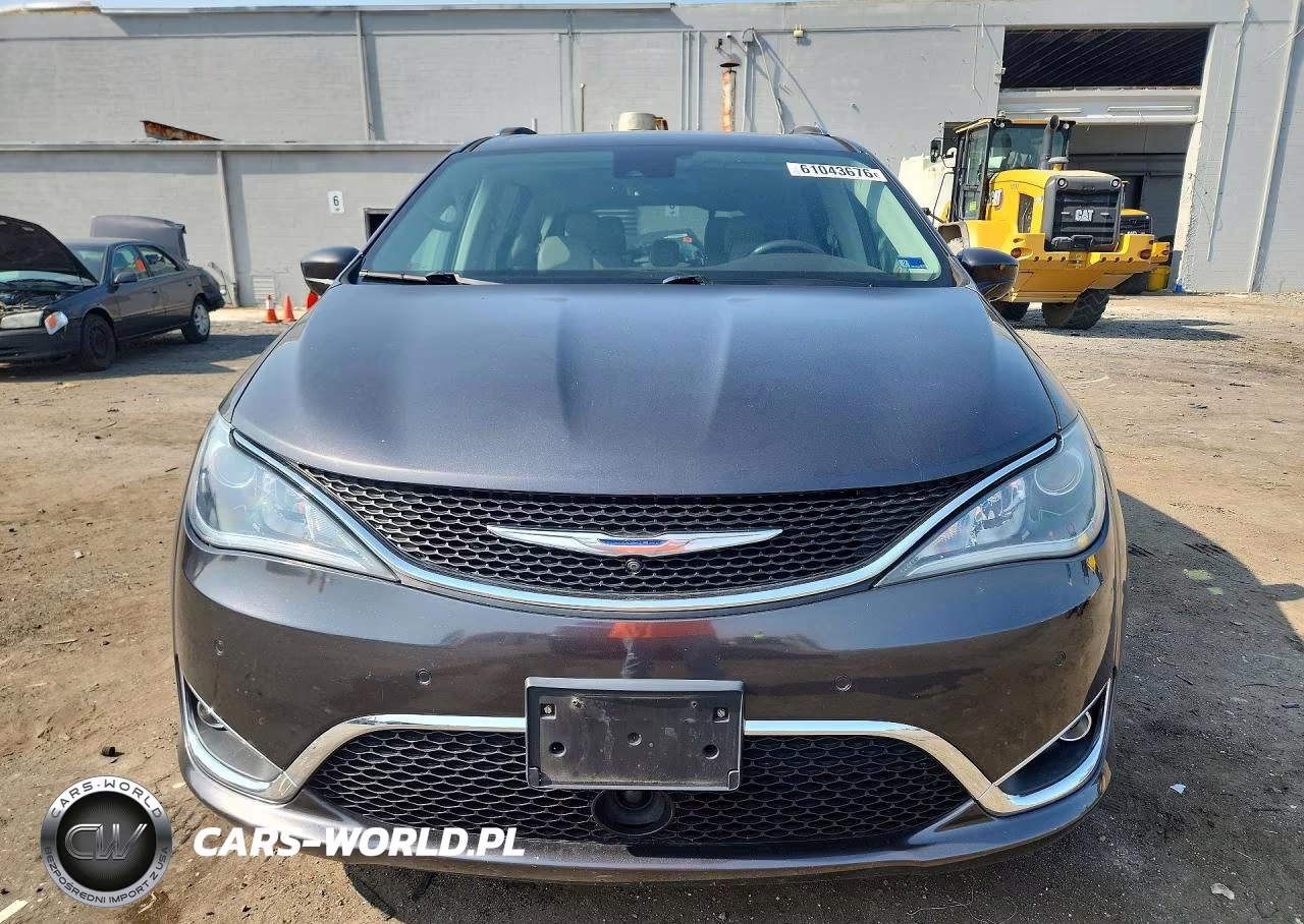 2018 Chrysler Pacifica Touring L Plus VIN:2C4RC1EG7JR157882 - 5