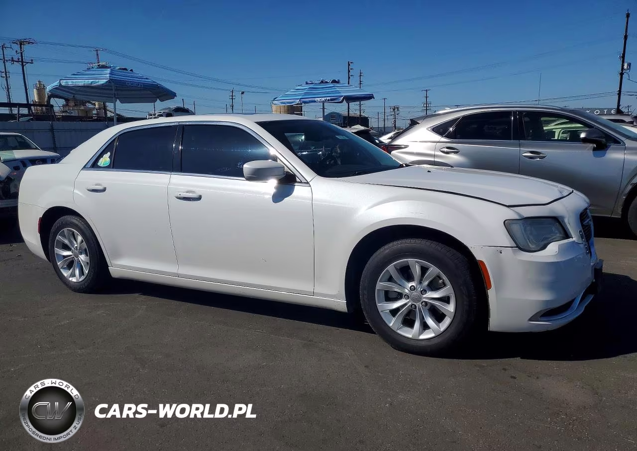 2015 Chrysler 300 Limited VIN:2C3CCAAG5FH785775 - 4