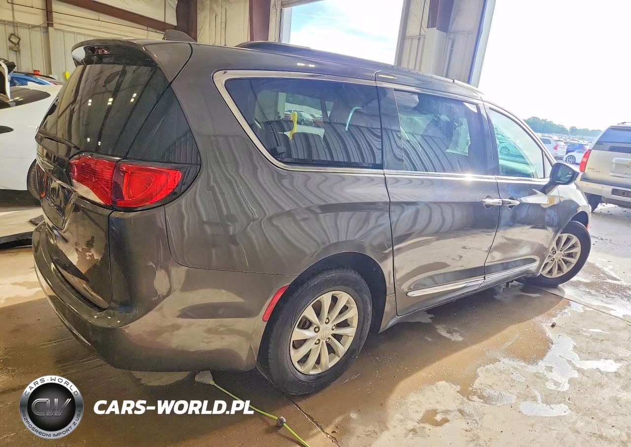 2017 Chrysler Pacifica Touring L VIN:2C4RC1BG9HR705279 - 3