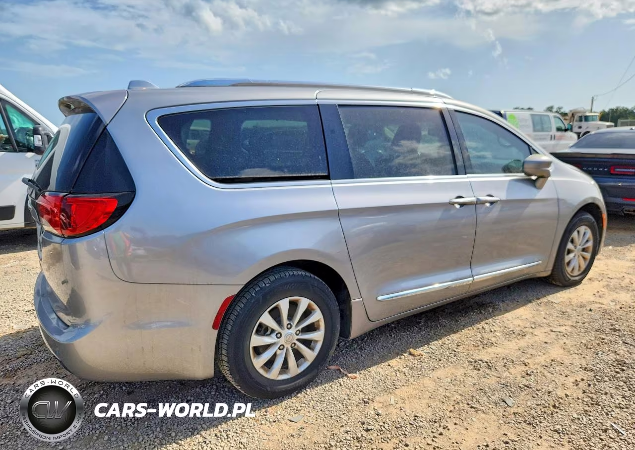 2017 Chrysler Pacifica Touring L Plus VIN:2C4RC1EG4HR506426 - 3