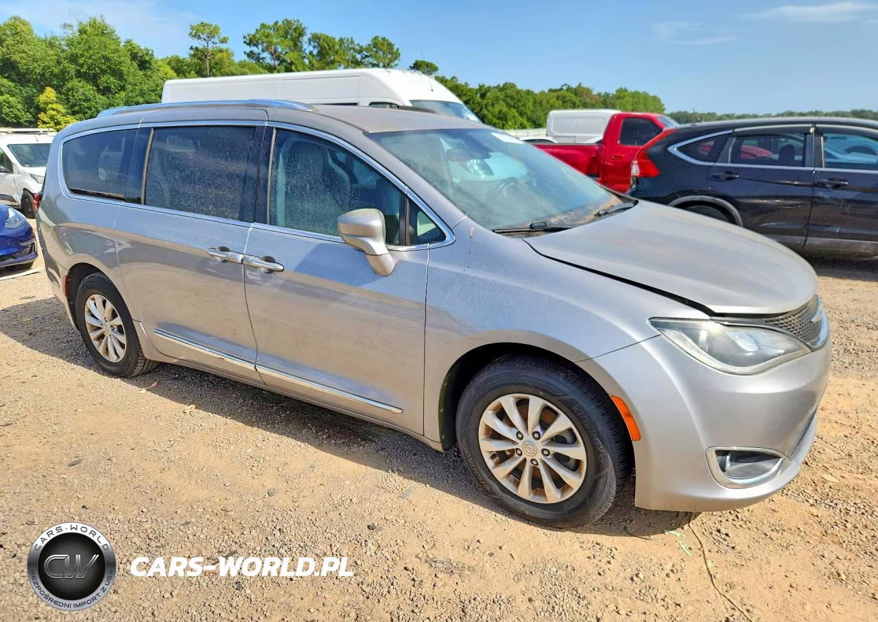 2017 Chrysler Pacifica Touring L Plus VIN:2C4RC1EG4HR506426 - 4