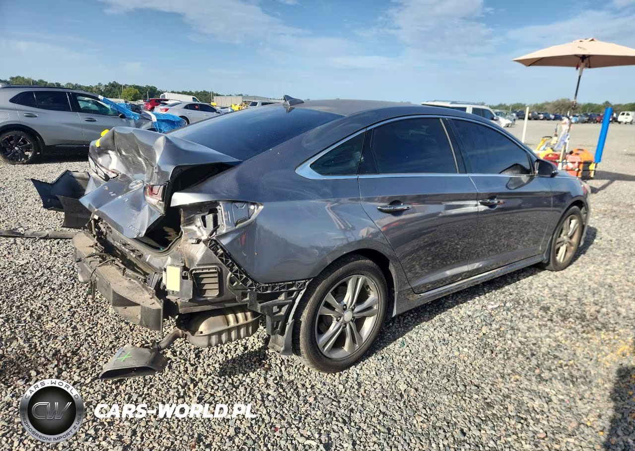 2018 Hyundai Sonata Sport+ VIN:5NPE34AF0JH707756 - 3