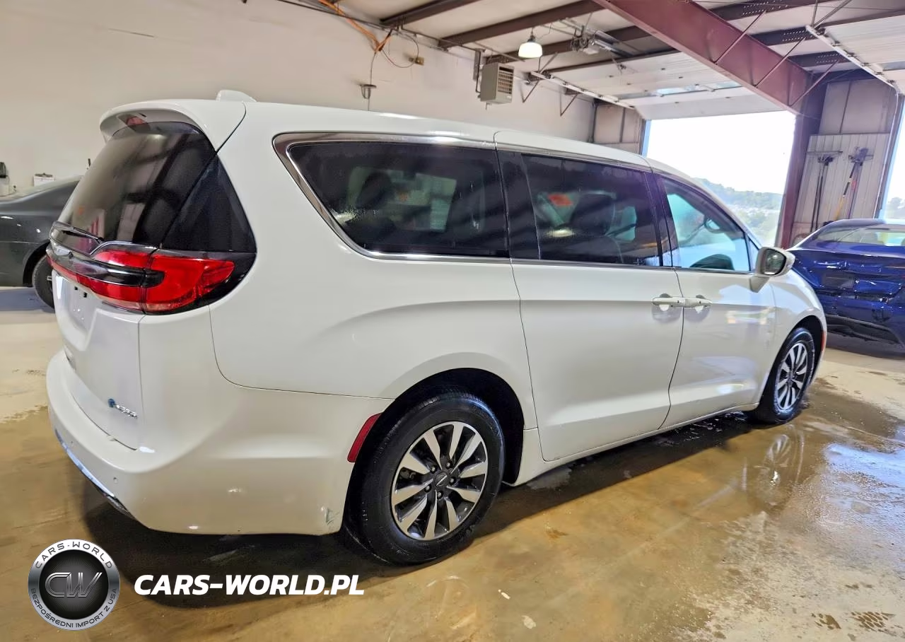 2022 Chrysler Pacifica Hybrid Touring L VIN:2C4RC1L71NR164237 - 3