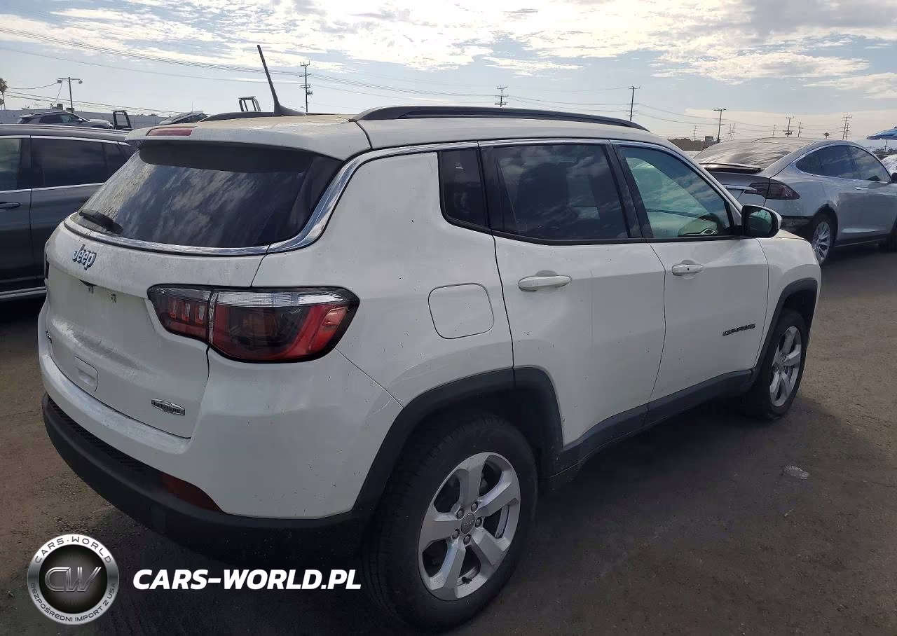 2018 Jeep Compass Latitude VIN:3C4NJDBB6JT320842 - 3