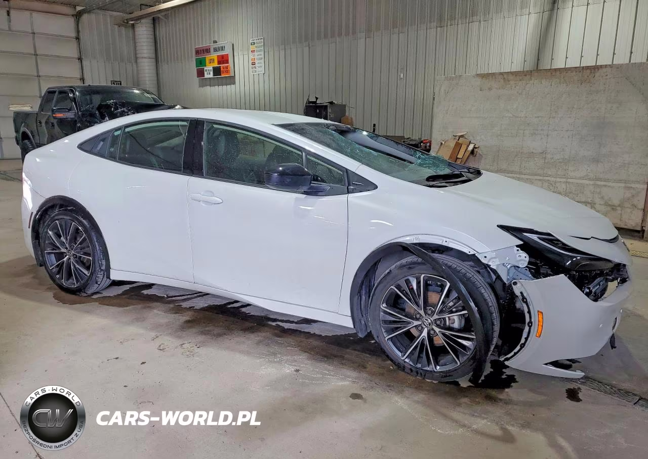 2024 Toyota Prius Xle VIN:JTDACAAU6R3035754 - 4