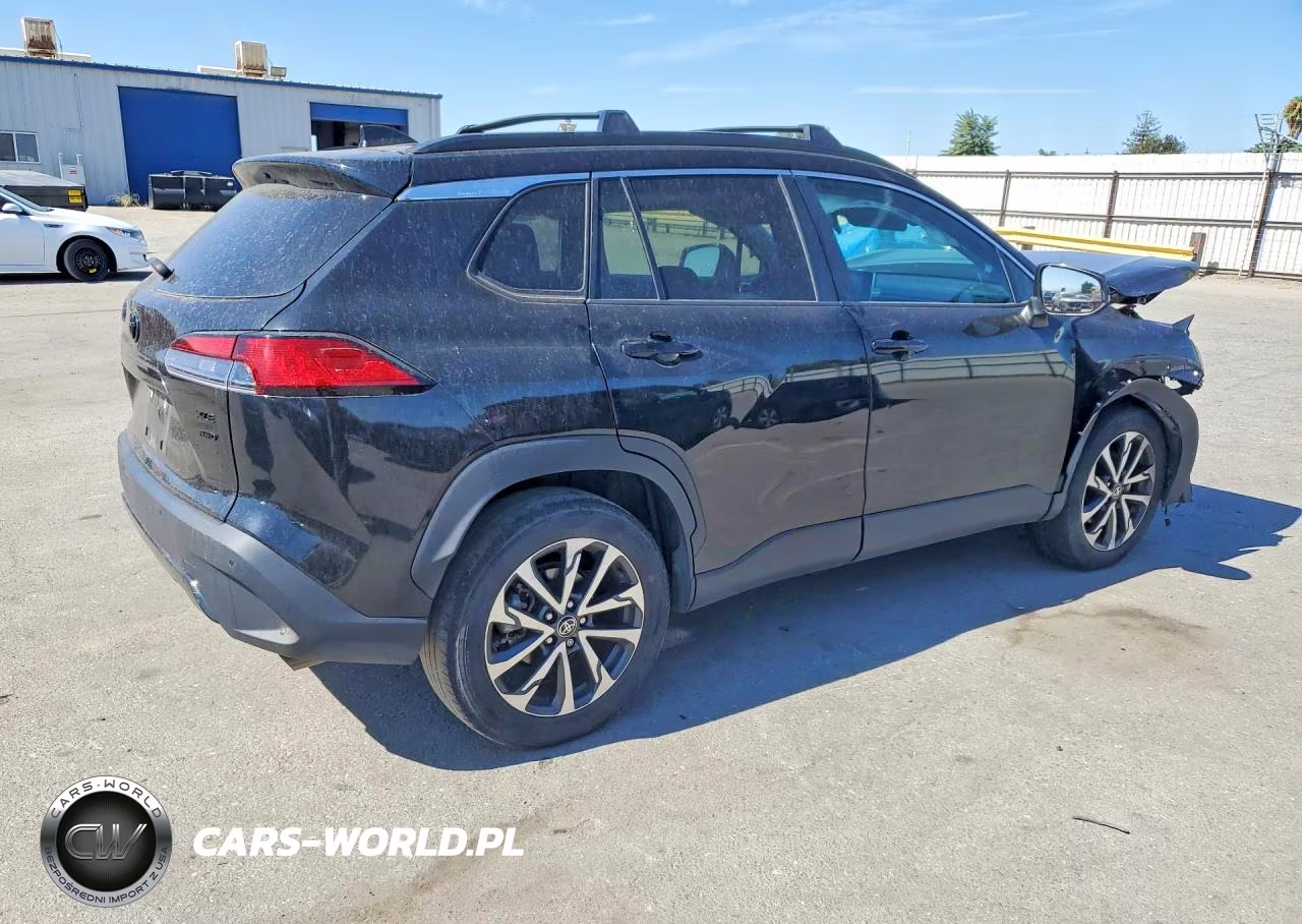 2022 Toyota Corolla Cross Xle VIN:7MUDAABG8NV009618 - 3