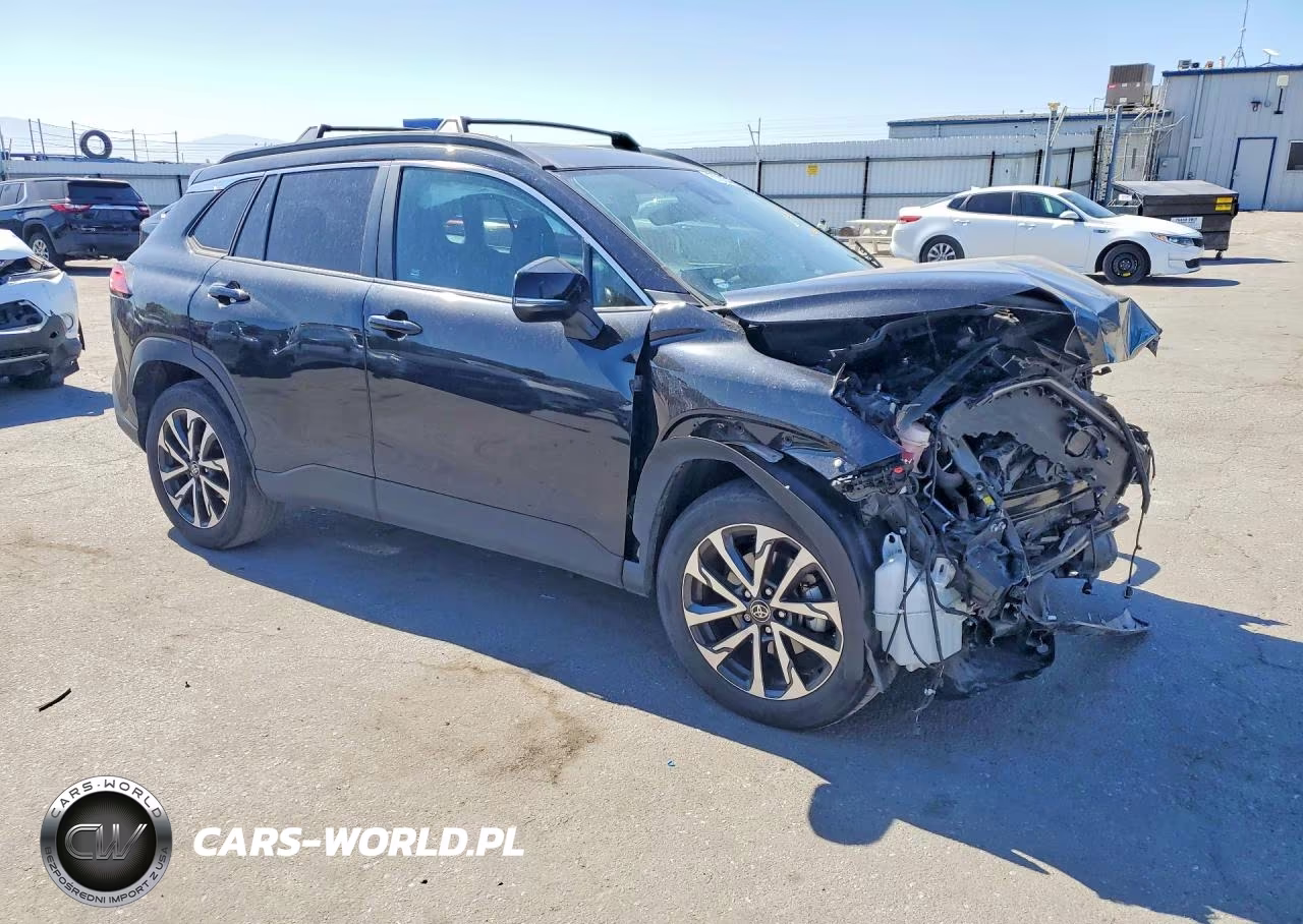 2022 Toyota Corolla Cross Xle VIN:7MUDAABG8NV009618 - 4